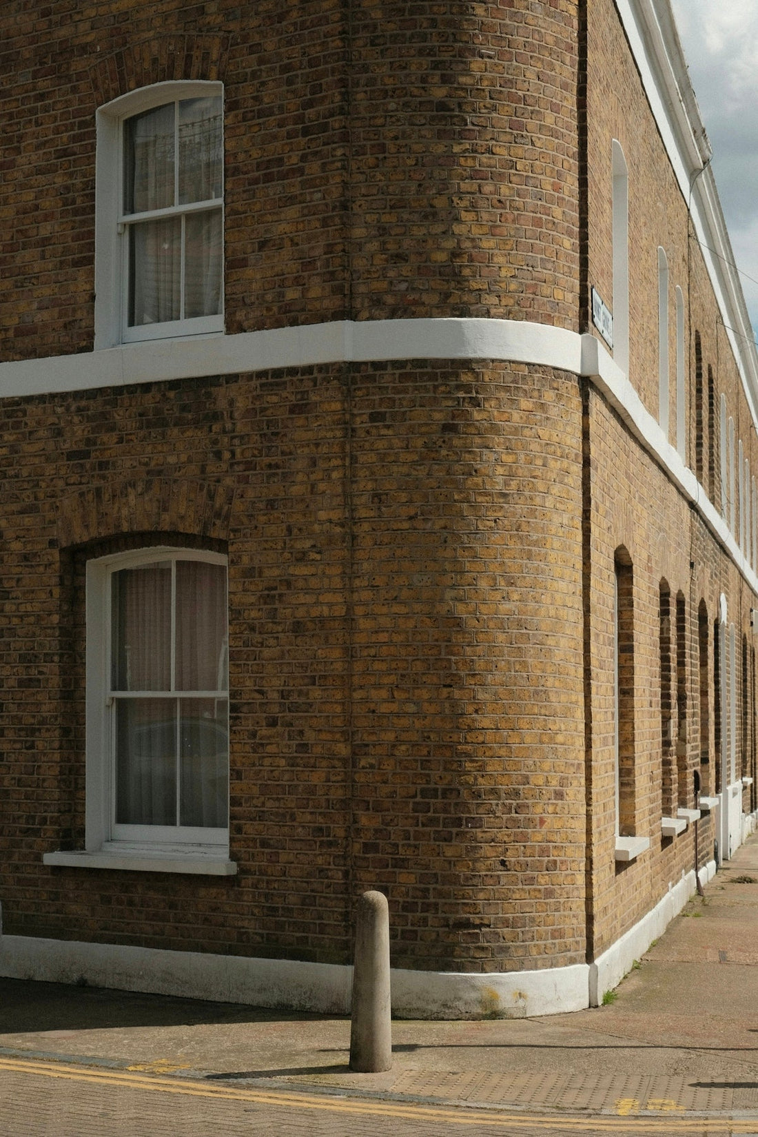 The Tutorial Guide to Incorporating Blue Bricks and Grey Bricks in Home Design - JJ Building Materials
