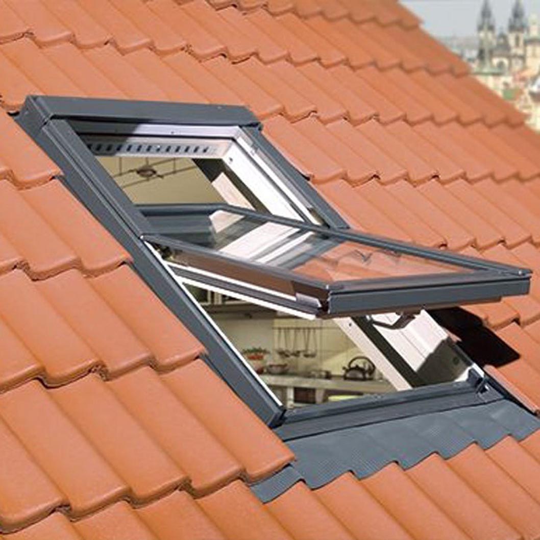 Fakro FTP-V P2 Natural Pine Center Pivot Roof Window - JJ Building Materials