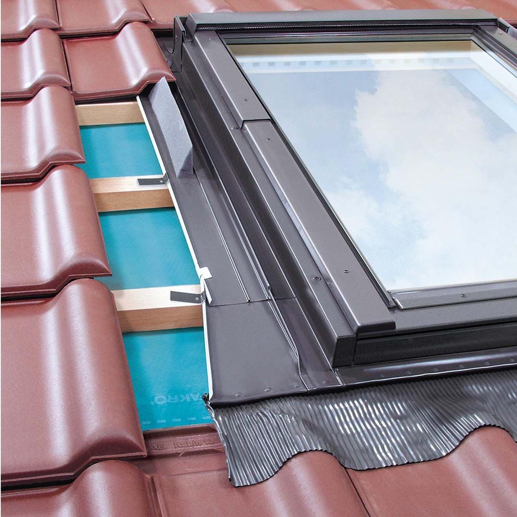 Fakro Rooflight FTU-V U3 Centre Pivot Roof Window - JJ Building Materials